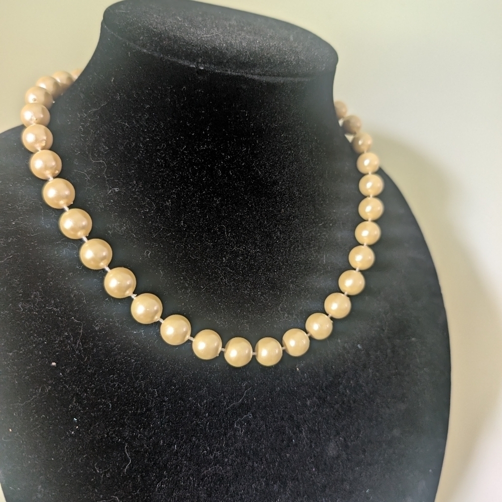 VintGe Yellow Beaded Necklace - Picture 4 of 6